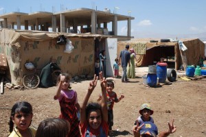 Syrisches Flüchtlingscamp im Libanonim Liba­non sind nun über eine Mil­lion syri­sche Flücht­linge. Der Liba­non hat selbst nur 4 Mio Ein­woh­ner d.h. ein ¼ der Bevöl­ke­rung ist nun als Flücht­ling hinzugekommen.