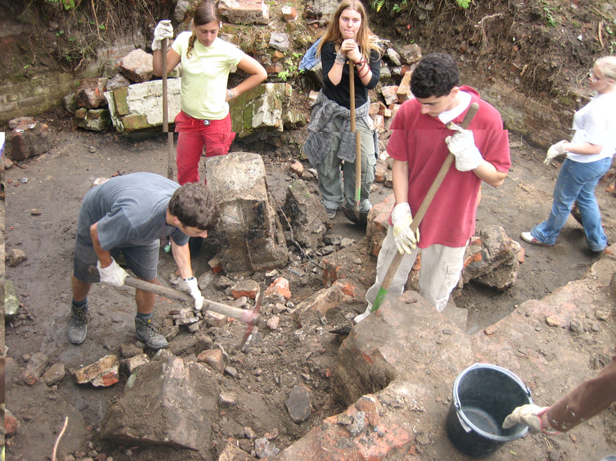 Aus­gra­bun­gen des „Küchen­kel­lers“ unter einer Bara­cke der KZ-Außenstelle Wall­dorf im Rah­men des work-and-study-camps 2005