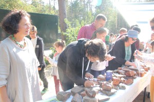 Oberstufenschüler der International Strothoff School, des Lichtenberg Gymaniums DA, der Ricarda-Huch-Schule Dreieich, der Bertha-von-Suttner-Schule Mö-Wa und der Lichtenberg-Schule O.-Ramstadt boten allen Besuchern der Veranstaltung Steine an, auf die sie jeweils den Namen und das geburtsdatum einer der ehemaligen Inhaftierten schreiben konnten. 