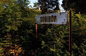 Das Schild am Bahnhof von Sobibór.