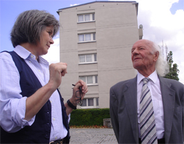 Jules, Auschwitzüberlebender, im Gespräch mit Cornelia Rühlig im ehemaligen Gelände des Lagers Drancy. 