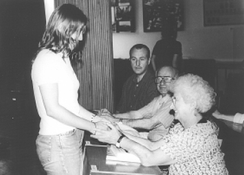 Ibolya bedankt sich nach dem Gespräch bei einer Schülerin der 12. Klasse. Aufgenommen im Rathaus von Pápa, 1997.