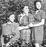 Die Erzählerin Elvira mit ihren beiden Schwestern Margit (li.) und Betty (re.) Aufnahme von 1942.