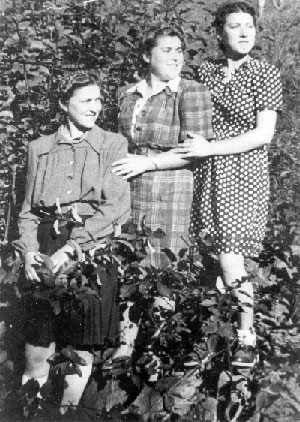Die Erzählerin Elvira mit ihren beiden Schwestern Margit (li.) und Betty (re.) Aufnahme von 1942