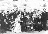 „Das ist meine Familie. Sie sind alle in Auschwitz gestorben - außer einem Verwandten und mir,“ erzählt Margit Horváth (rechts, mit Hut). Hochzeitsgesellschaft, Kolozsvár, 1930.