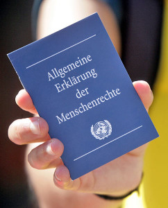 Aus der Präambel: "Da die Anerkennung der angeborenen Würde und der gleichen und unveräußerlichen Rechte aller Mitglieder der Gemeinschaft der Menschen die Grundlage von Freiheit, Gerechtigkeit und Frieden in der Welt bildet...verkündet die Generalversammlung (am 10. Dez. 1948) diese Allgemeine Erklärung der Menschenrechte." 