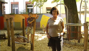 Sabine Ernst leitet die “Schaworalle”, Schule und Kindertagesstätte für Frankfurter Roma. Dabei steht die Einrichtung selbstverständlich auch für nicht-Roma Kinder offen.
