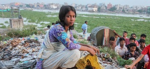 "Bildung statt betteln" heißt dieses UNICEF-Projekt. Das Foto zeigt Sharmina, die sich wie so viele Mädchen auf der Welt nichts mehr wünschte als Respekt und die Chance, etwas zu lernen. Heute muss das junge Mädchen aus Bangladesch dank UNICEF nicht mehr unter entwürdigenden Bedingungen Arbeit suchen. Sie geht nun zur Schule.