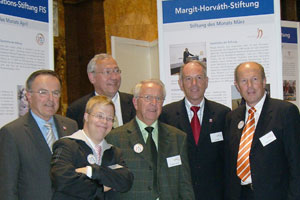 Gruppenfoto mit Besuchern des Standes unserer Stiftung