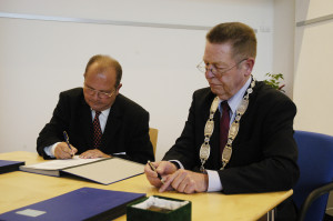 Während der Unterzeichnung der Satzung der Margit-Horváth-Stiftung Gábor Goldman (l.) und Bürgermeister Brehl. 