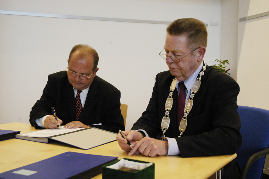 Während der Unterzeichnung der Satzung der Margit-Horváth-Stiftung Gábor Goldman (l.) und Bürgermeister Brehl.