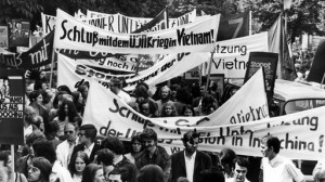 "Schluss mit dem US krieg in Vietnam" - Transparent einer studentischen Demonstration Ende der 1960er Jahre.
