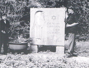 Vera und Miki am Gedenkstein in Mühldorf. Dort starb Veras Bruder wenige Tage vor der Befreiung.; er war hier viele Monate gemeinsam mit Miki inhaftiert.