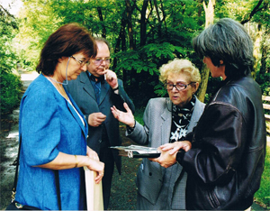 Margit Horváth und ihr Sohn im Gespräch mit Klara Strompf und Cornelia Rühlig - im Gelände der KZ Außenstelle Walldorf. 