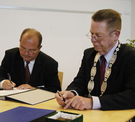 Während der Unterzeichnung der Satzung der Margit-Horváth-Stiftung Gábor Goldman (l.) und Bürgermeister Brehl. 