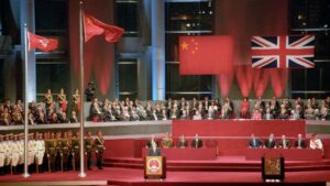 Die britische Kronkolonie Hongkong wird auf der Grundlage des sino-britischen Völkerrechtsvertrages an die Volksrepublik China übergeben, 1997.