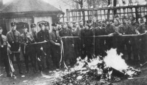 1933: Verbrennung von Akten und Schriftstücken vor dem Leipziger Volkshaus, ein selbst erbautes Arbeitervereinshaus.
