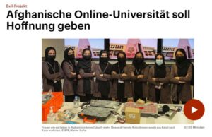 “Die Taliban müssen die Rechte von Frauen anerkennen” und “Gleichheit für Männer und Frauen führt zur Entwicklung von Afghanistan” und rechts “Brot, Arbeit, Freiheit, politische Beteiligung” steht auf den Plakaten dieser afghanischen Frauen. Mutig demonstrieren sie in Kabul , Oktober 2021.