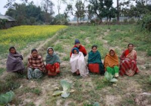 Arme Bäuerinnen (Madhesi) mit Kindern in Terai,eine Tieflandregion in Südnepal.