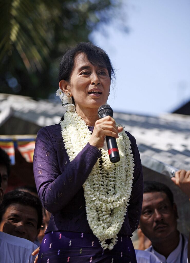 Aung San Suu Kyi bei einer öffentlichen Rede im Nov. 2011. Aus: wikipedia.