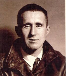 Bertold Brecht (1898– 1956). Schon vor 1933 störten Nationalsozialisten mehrfach Aufführungen seiner Theaterstücke.