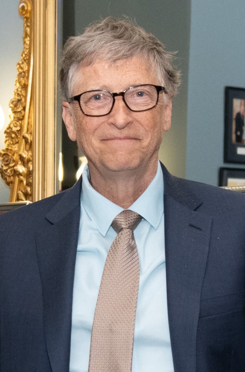 Bill Gates, Milliardär und Gründer von Microsoft, leitet zusammen mit seiner Frau die „Bill und Melinda Gates Stiftung“. Sie setzen sich seit Jahren für den Gesundheitsschutz ein. Die Stiftung ist nach den USA der größte Geldgeber der WHO, der Weltgesundheitsorganisation, deren maßgebliche Aufgabe zurzeit natürlich die Bekämpfung des Coronavirus ist. Bei den Verschwörungstheorien gegen ihn wird ihm sein Engagement für das Gesundheitswesen als perfider Plan ausgelegt, da er die Welt regieren will, oder dies sogar schon tut. Oft wird dies auch noch antisemitisch konnotiert, obwohl Gates noch nicht mal Jude ist. Aus: wikipedia.