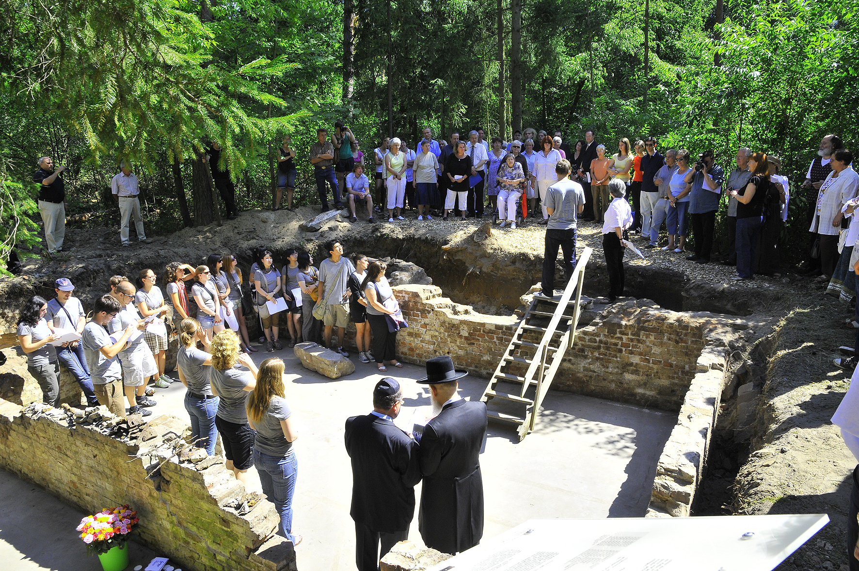 Abschlussveranstaltung des int. Camps 2009 im freigelegten Keller mit Rabbiner Klein und Gábor Goldman im Vordergrund.