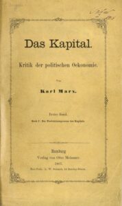 Erstausgabe (1867) des ersten Bandes des „Kapital“ von Karl Marx. Die darin entwickelte grundsätzliche Kritik der kapitalistischen Produktionsweise und der Klassengesellschaft hat – wie kein anderes Werk – Bedeutung für das politische Bewusstsein und Handeln der Arbeiterbewegung.