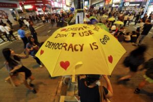 "Democracy is good - no violoence" Die Hongkonger Demokratiebewegung  mit ihrem Symbol, dem gelben Regenschirm.