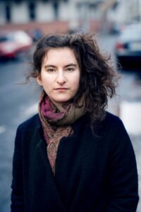 Deniz Ohde (geb. 1988 in Frankfurt) erhielt für ihren 2020 erschienenen Roman "Streulicht" den "aspekte" Literaturpreis. Das Buch wurde 2023 ausgewählt für die Aktionswoche "Frankfurt liest ein Buch."
