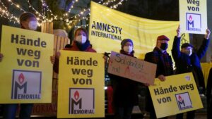 Amnesty-Protestaktion gegen die drohende Auflösung der russischen Menschenrechtsorganisation Memorial vor der russischen Botschaft in Berlin am 13. Dezember 2021