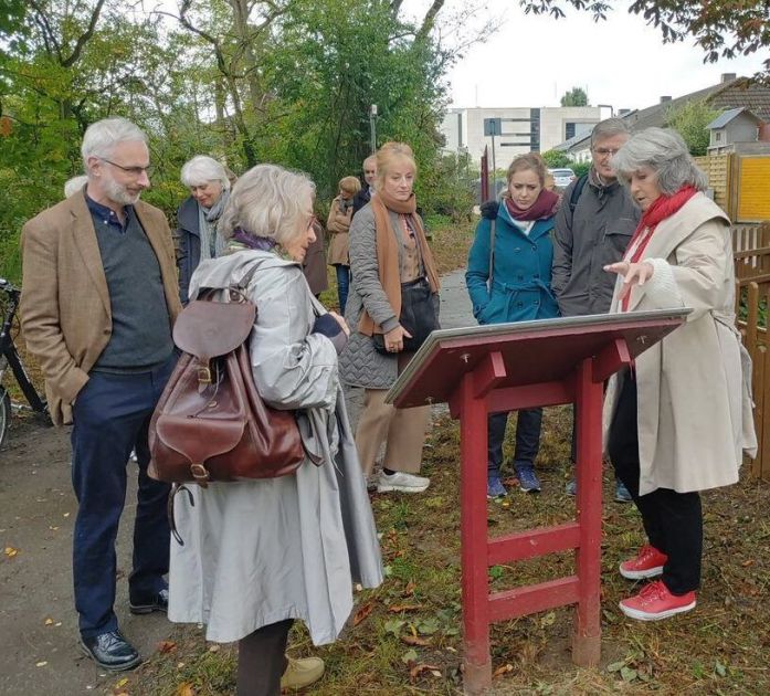 Cornelia Rühlig, Vorstandsvorsitzende der Stiftung, beschreibt unseren Gästen die genaue Lage der KZ-Außenstelle und die Inhalte der Tafeln des historischen Lehrpfades, der rund um das ehemalige Lagergelände angelegt wurde. Hier zur Lage in Ungarn, dem dortigen Antisemitismus, der Weigerung der ungarischen Regierung die jüdische Bevölkerung zu deportieren. Dies geschah erst nach dem Einmarsch der Wehrmacht im März 1944. Innerhalb weniger Wochen wurden nun fast 500.000 Menschen nach Auschwitz-Birkenau deportiert – darunter die Mütter und Großmütter unserer Gäste mit ihren Familien.