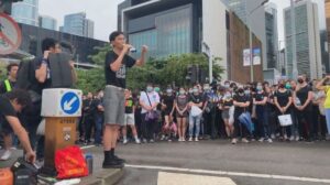 Eddie Chu Hoi-dick spricht hier bei einer Demonstration in der Hongkoger Lung Wo Road am 17.  Juni 2019.  