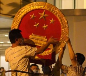 Das Emblem Chinas wird am Metropark Hotel Causeway Bay angebracht, Standort des neuen nationalen Sicherheitsbüros in Hongkong.