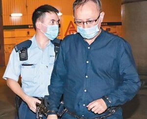 Eddi Wan Yiu-sing wird abgeführt. Am 7. Oktober 2022 wurde er zu zwei Jahren und acht Monaten verurteilt.