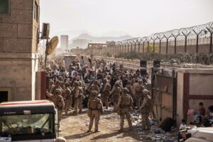 US-Soldaten und Flüchtlinge – dramatische Szenen am Flughafen von Kabul, 20. August 2021