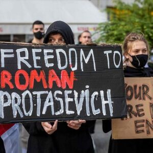Exil-Belaruss*innen demonstrieren in vielen ausländischen Städten, hier in Warschau. 