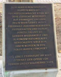 Gedenktafel der Frankfurter Festhalle in Erinnerung an die 3.000 Juden, die im November 1938 dort festgealten und misshandelt wurden.
