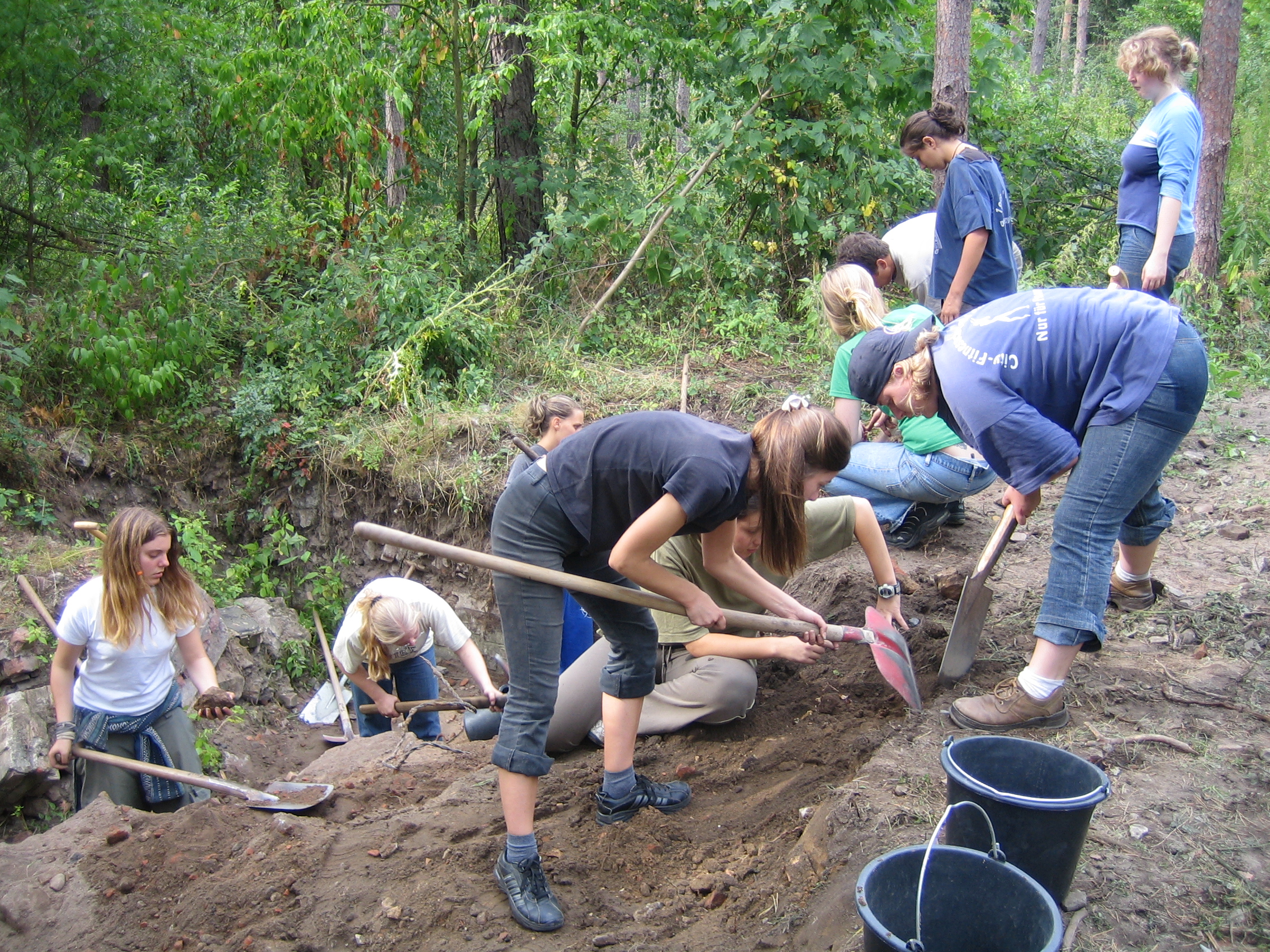 Ausgrabungsarbeiten beim ersten " international work and study camp", 2005.