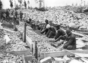 Gulag Häftlinge zerkleinern Steine für den Weißmeer Kanal. Dieses Foto ist ein einzelnes, kleines Beispiel aus der insgesamt so umfangreichen Sammlung "Memorial."