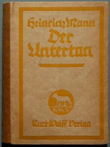 Erstausgabe des Romans „Der Untertan“ von Heinrich Mann, 1918. Mit scharfem Witz beschreibt der Autor darin die Degeneriertheit und Korruptheit der wilhelminischen Gesellschaft sowie ihre zutiefst autoritären, patriarchalen Strukturen. 