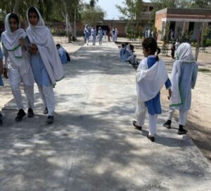 Schüler*innen einer Mädchenschule in Rabwah (Chenab Nagar). Meine Mama hat diese Schule besucht, bevor sie mit 10 Jahren nach Deutschland kam.