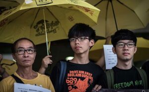 Joshua Wong and Nathan Law vor dem Hongkonger Gerichtsgebäude 2015.