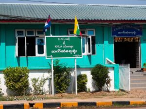 Das Büro der Karen National Union (KNU) in Hpa-An 2014; gegründet wurde diese politische Organisation Ende der 1940er Jahre. Die KNU ist zusammen mit der Kachin Independence Organisation die führende ethnische Widerstandsorganisation in Myanmar. 
Als quasi staatlicher Akteur stellt die KNU u.a. das Gesundheits- und Bildungswesen für ethnische Karen sowie seit 2021 für Hunderttausende von Flüchtlingen aus Myanmar an der Grenze zu Thailand.
