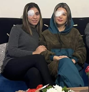 Kosar Eftekhani (li.) und Elaheh Tavakolian - beiden wurde 2022 mit Gummigeschossen gezielt ins Auge geschossen - wie hunderten anderen Protestierenden damals. Aus: wikipedia.