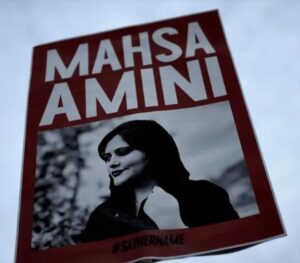 Mit ihrem Tod wird Mahsa Amini im Herbst zum Symbol für einen breiten Frauenwiderstand und Massenproteste in ganz Iran. Die brutale Gewalt, die sie erfuhr, will man/frau nun nicht mehr hinnehmen. Es kommt zu den längsten Protesten gegen das Regime im Iran seit 1979..