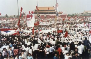 Auf dem Platz des Himmlischen Friedens in Peking fanden von Mitte April 1989 große Protestversammlungen statt. Am 3. und 4. Juni löste die chinesische Regierung  die Versammlung mit Gewalt auf.