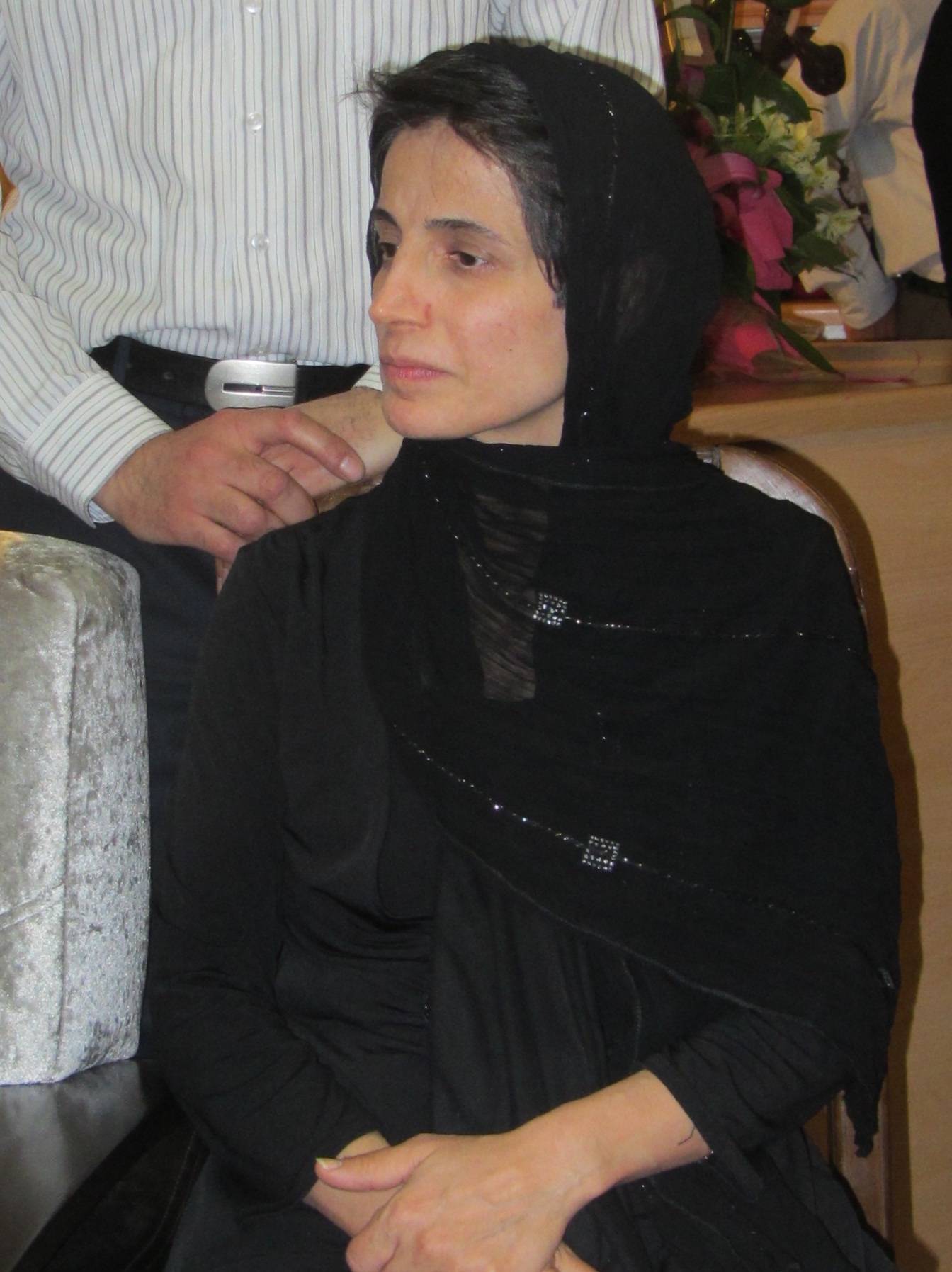 Nasrin Sotoudeh (geb. 1963 in Teheran) ist ebenfalls Rechtsanwältin und <a href="https://www.freundeinnot.org/fin/menschenrechte/">Menschenrechtsaktivistin</a>. 2009 vertrat sie zunähst viele junge Menschen, die sich an der Protestbewegung beteiligt hatten. 2010 wurde sie selbst inhaftiert und wegen "Angriffe auf die nationale Sicherheit" zu elf Jahren Haft verurteilt. 2013 wurde sie zusammen mit einigen anderen politischen Gefangenen vorzeitig entlassen. Im Juni 2018 wurde sie erneut verhaftet und sitzt bis heute im Gefängnis. 2020 wurde sie mit dem <a href="https://www.bundestag.de/dokumente/textarchiv/2020/kw42-psp-nouripour-798238">alternativen Nobelpreis</a> ausgezeichnet. Aus: wikipedia.