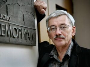 Oleg Orlow (geb. 1953 in Moskau), auch er ist einer der jahrelang prägenden Mitbegründer von „Memorial“. Seit vielen Jahren leitet er das Rechtszentrum der Menschenrechtsorganisation.