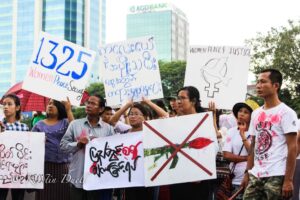 Teilnehmer*innen der Frauen-Friedensdemo vor dem Rathaus in Yangon, Oktober 2016